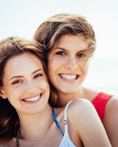 Szczęśliwe kobiety, po skorzystaniu z terapii par jednopłciowych w Gdyni
