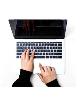 Dłonie psychologa w Gdyni: Pani Beaty Załuckiej-Gosk podczas pracy przy komputerze