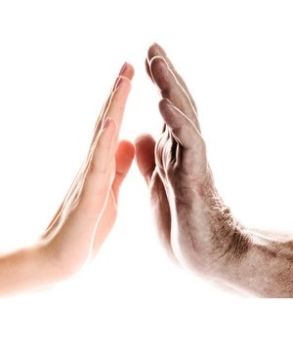 Dłoń psychologa w Gdyni stykająca się z dłonią pacjenta