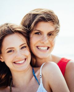Szczęśliwe kobiety, po skorzystaniu z terapii par jednopłciowych w Gdyni